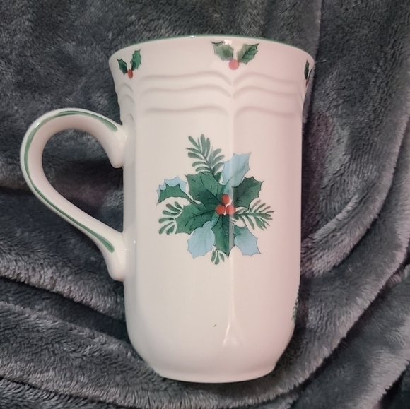 Mikasa French Countryside Santa's Magic mug - Picture 2 of 3